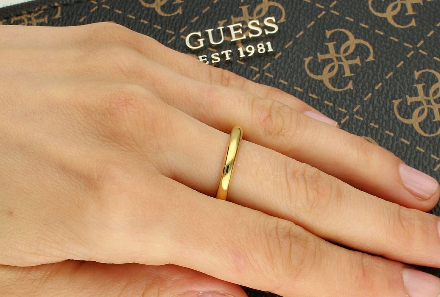 Szeroki pierścionek Guess z sercem i cyrkoniami – stalowy, rozmiar 16.jpg