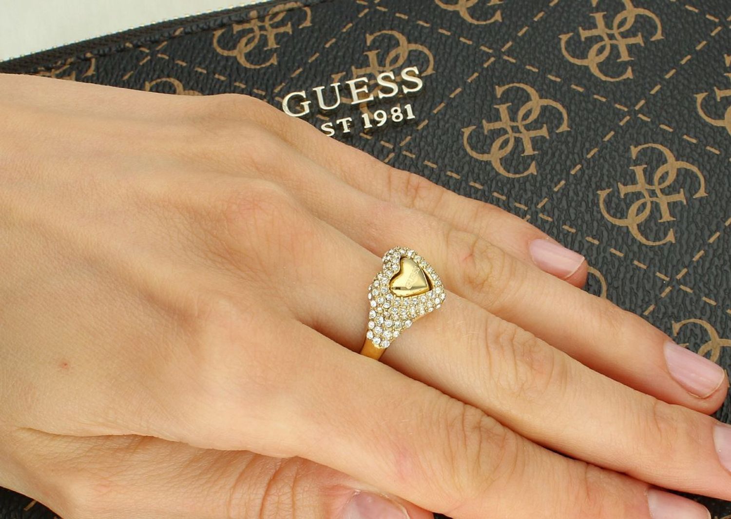 Szeroki pierścionek Guess z sercem i cyrkoniami – stalowy, rozmiar 16.jpg