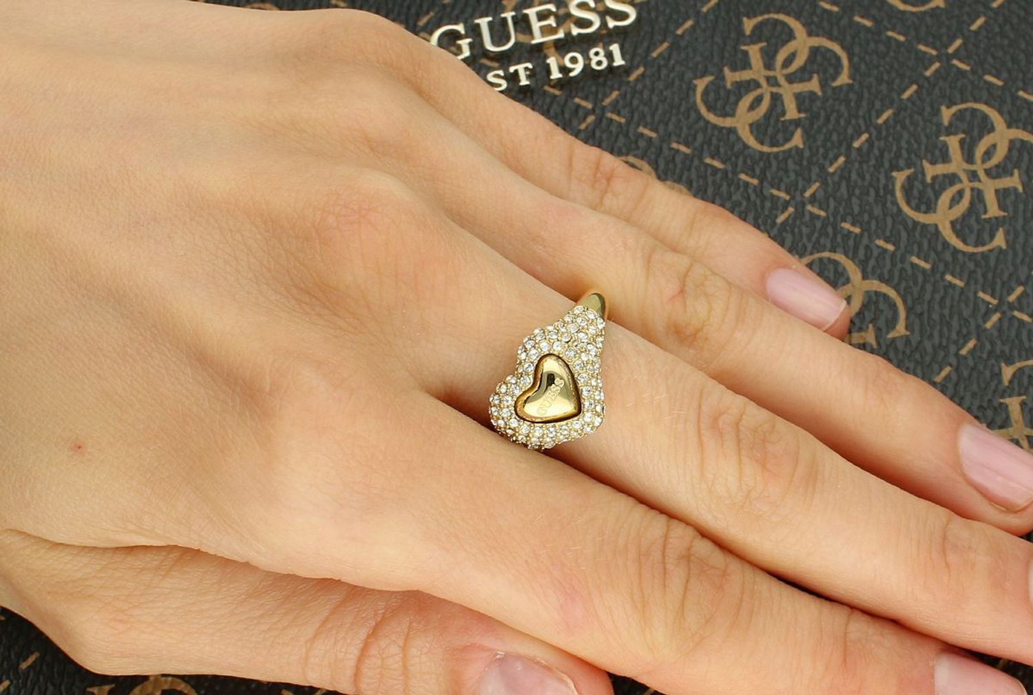 Szeroki pierścionek Guess z sercem i cyrkoniami – stalowy, rozmiar 16.jpg