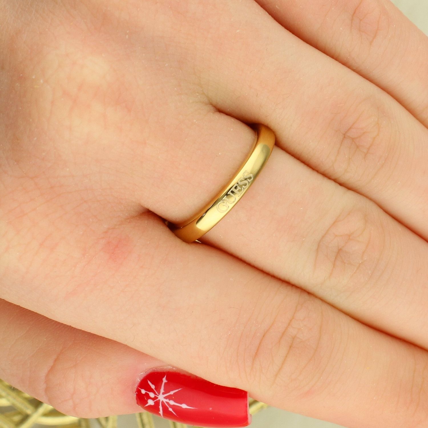 Pierścionek damski GUESS JUBR05042JWYG56 złoty z cyrkoniami i motywem kwiatów – Rozmiar 16.jpg