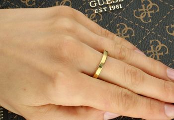 Złoty pierścionek Guess Amore z sercem i kryształkiem. Pozłacana stal, rozmiar 16. Elegancki dodatek lub romantyczny prezent dla niej. Biżuteria Guess Amore. Model JUBR05059JWYG (1).jpg