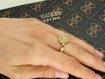 Złoty pierścionek Guess Amore z sercem i kryształkiem. Pozłacana stal, rozmiar 16. Elegancki dodatek lub romantyczny prezent dla niej. Biżuteria Guess Amore. Model JUBR05059JWYG (3).jpg