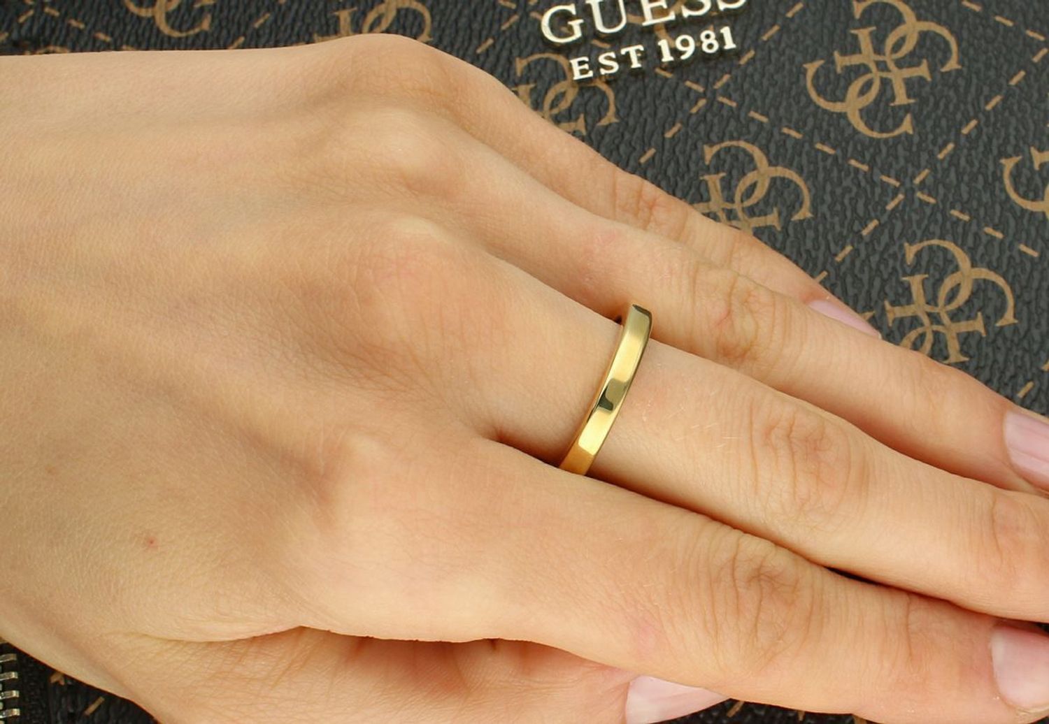 Pozłacany pierścionek Guess Amore z sercem i kryształkiem – rozmiar 16.jpg