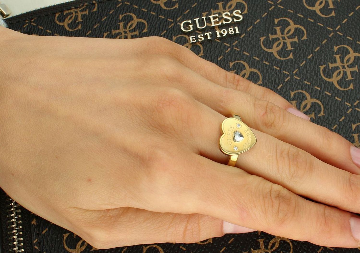 Pozłacany pierścionek Guess Amore z sercem i kryształkiem – rozmiar 16.jpg