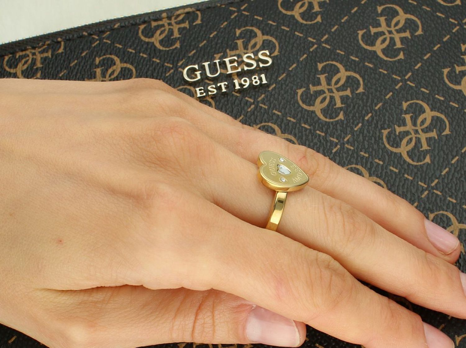 Pozłacany pierścionek Guess Amore z sercem i kryształkiem – rozmiar 16.jpg