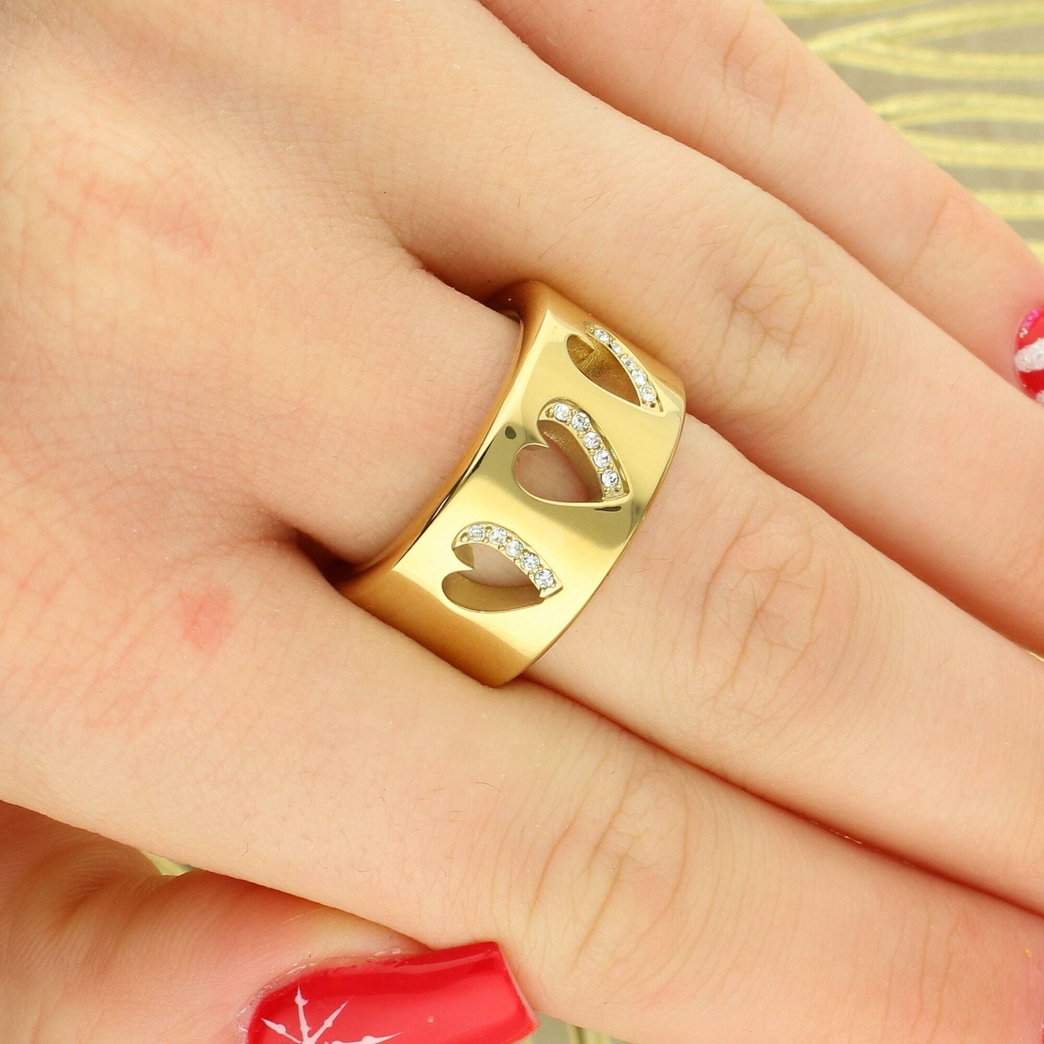 GUESS złoty pierścionek z trzema sercami i białymi cyrkoniami – szerok, rozmiar 18 ...jpg