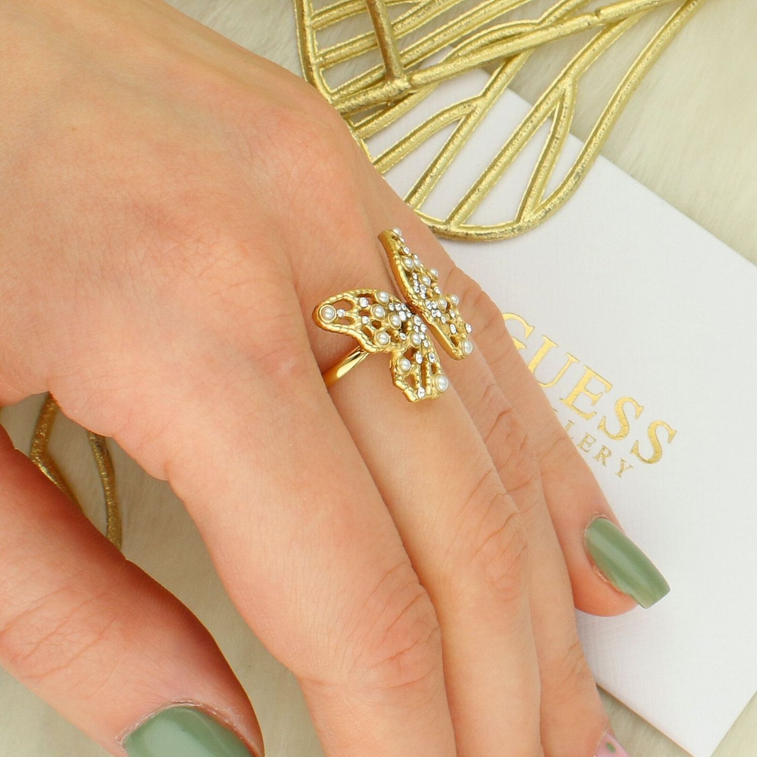 Pierścionek Guess Motyl złoty z cyrkoniami i perełkami JUBR06118JWYG fashion.jpg