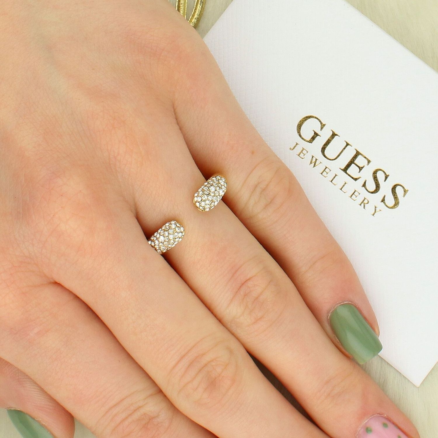 Pierścionek damski Guess z cyrkoniami – otwarty model, stal antyalergiczna 5 mm JUBR06256JWYG.jpg