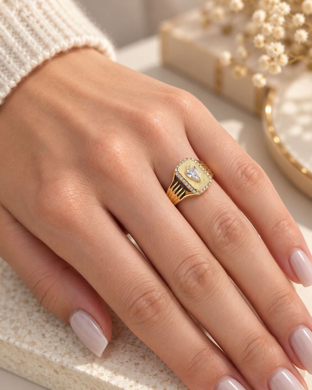 Pierścionek damski Guess Crystal Love JUBR06356JWYG56 – złoty sygnet z sercem i cyrkoniami (4).jpg