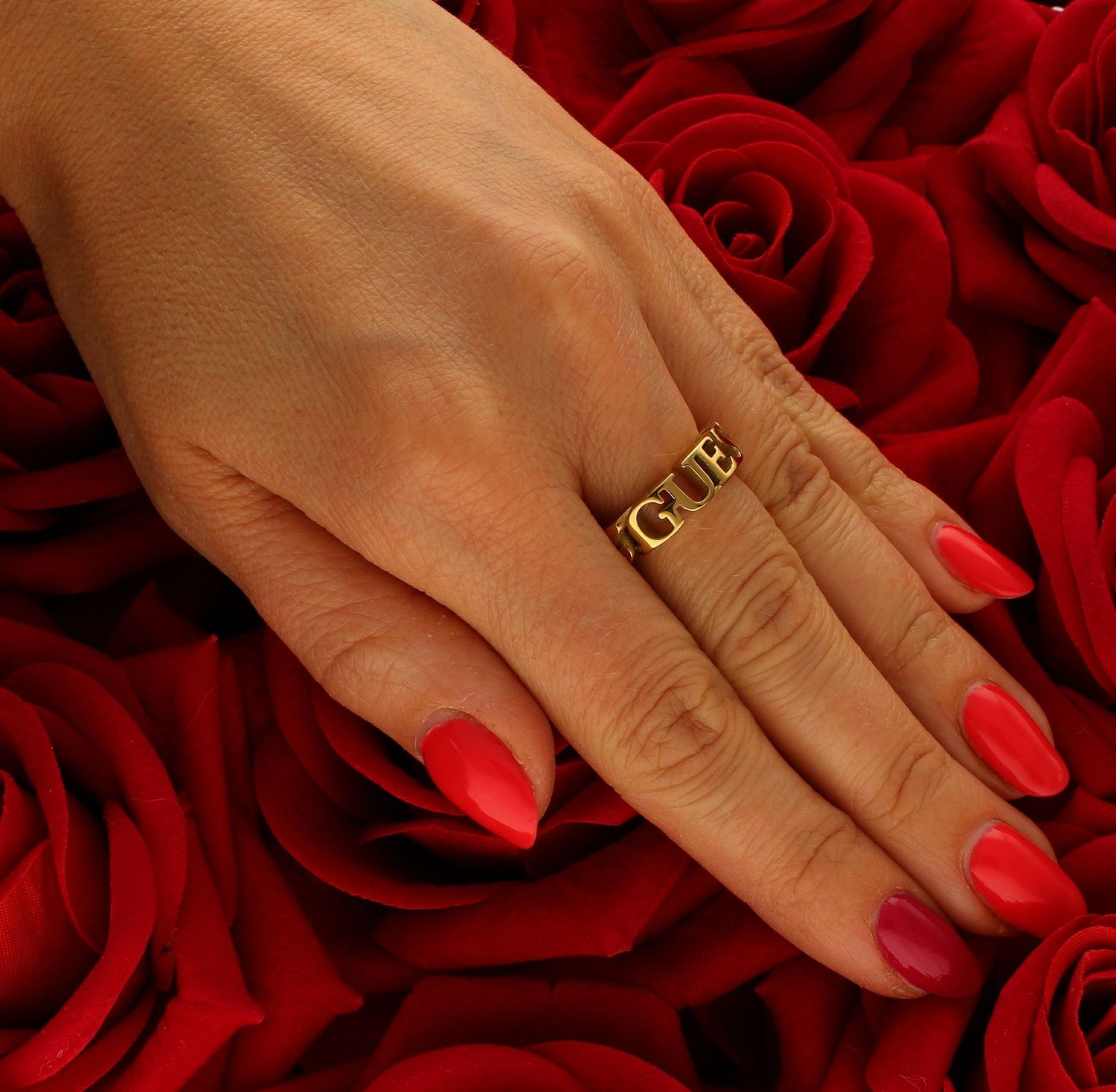 Pierścionek damski GUESS ogniwa łańcucha z logo JUBR70024JWGL. Markowy pierścionek z Guessa. Pierścionek na prezent dla ukochanej. Oryginalna biżuteria Guess. Pierścionek modny na lato. Obrączka z guessa..jpg