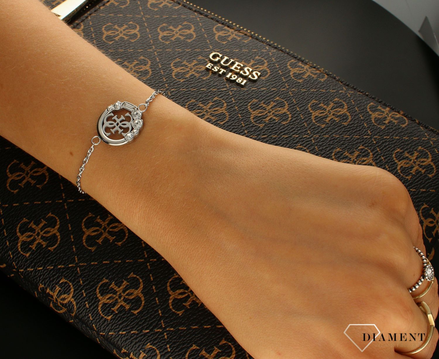 Komplet stalowy GUESS w kolorze srebrnym z cyrkoniami JUBS01016JWRHS ✓ Biżuteria GUESS ✓Komplet  Guess wykonany z najwyższej jakości stali w kolorze srebrnym 'Guess'✓ Oficjalny Sklep Online (2).jpg