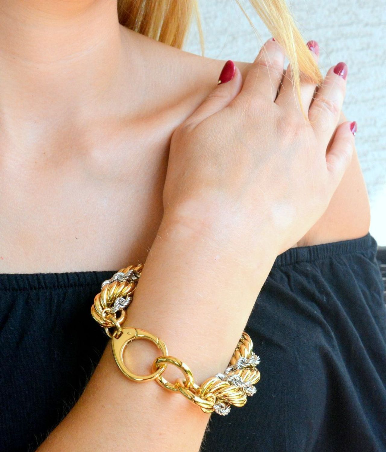 Bransoletka damska Guess pleciona w srebrno złotym kolorze JUBS03204JWRHYGS (3).JPG