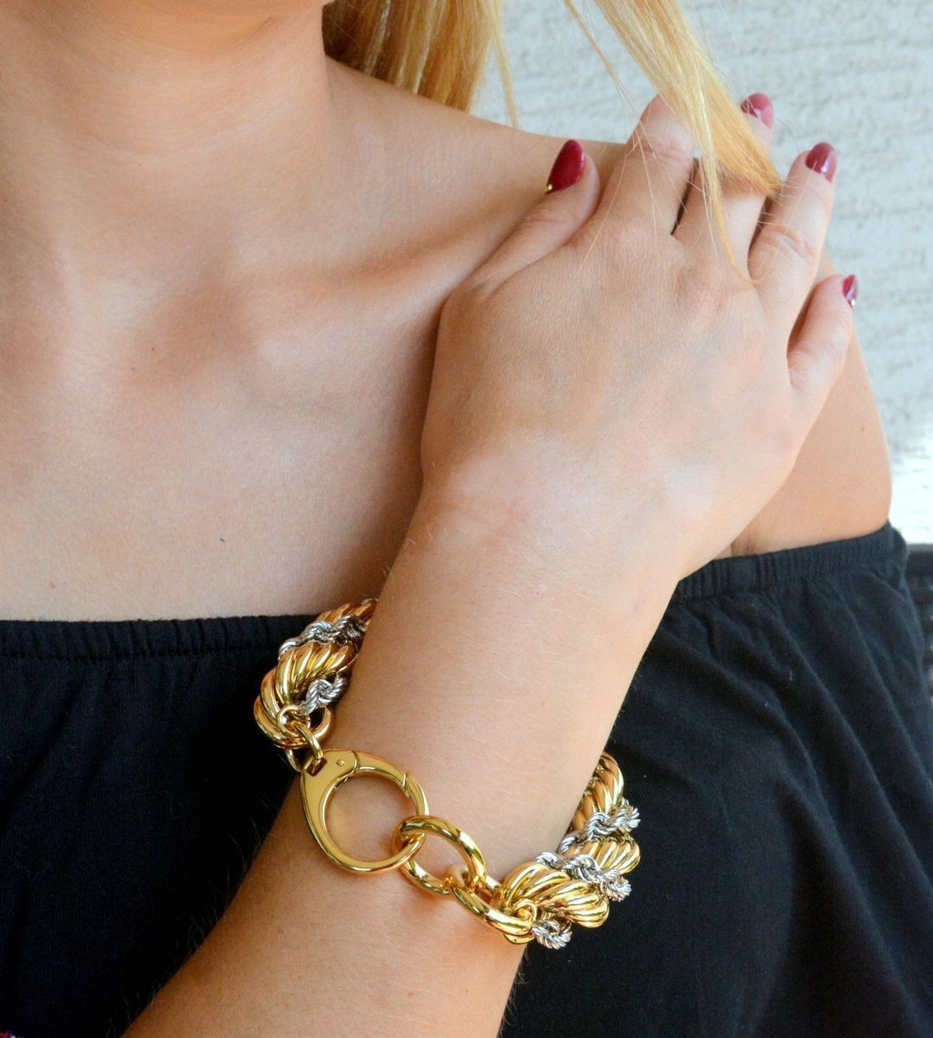 Bransoletka damska Guess pleciona w srebrno złotym kolorze JUBS03204JWRHYGS (3).JPG