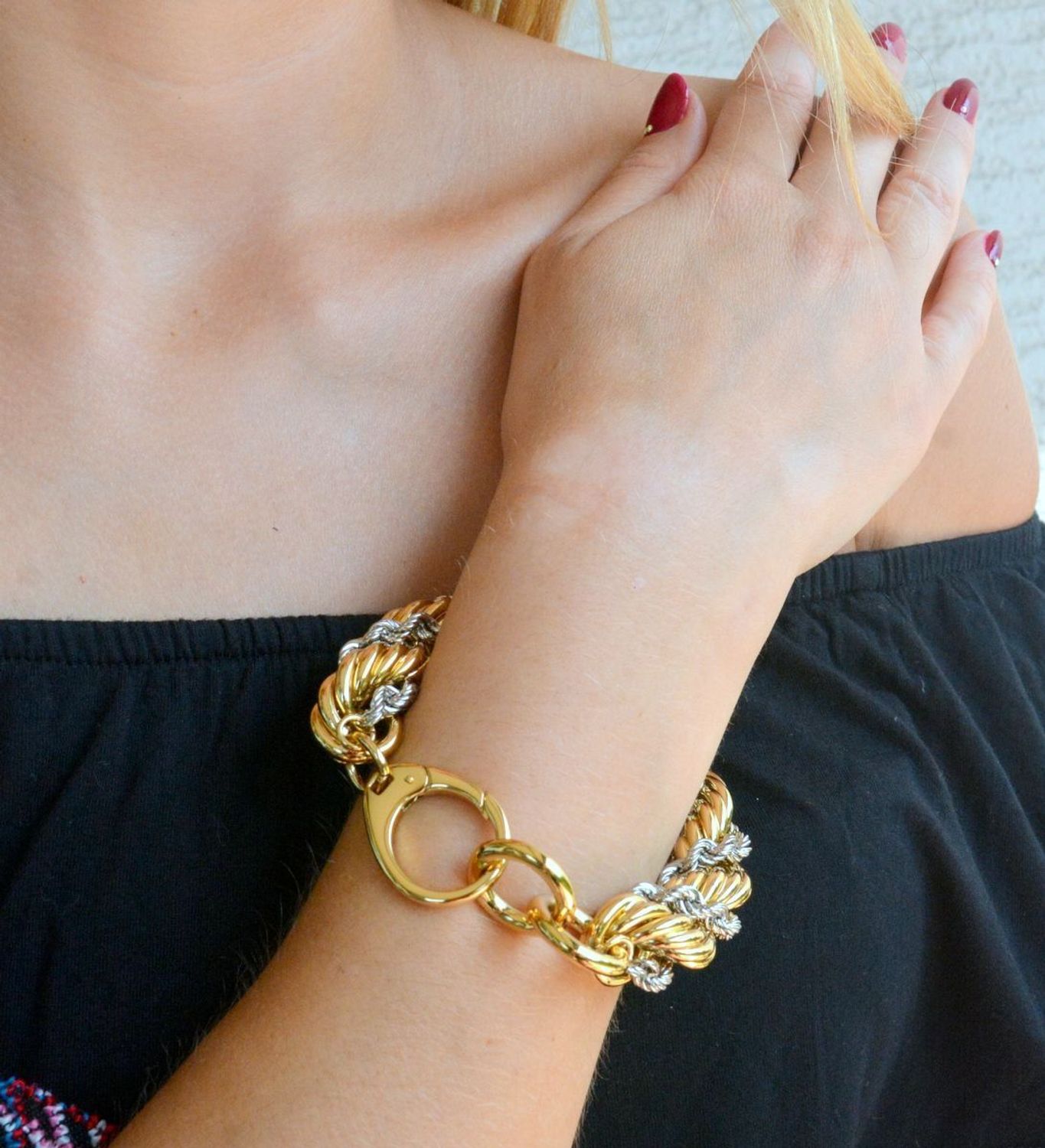 Bransoletka damska Guess pleciona w srebrno złotym kolorze JUBS03204JWRHYGS (3).JPG