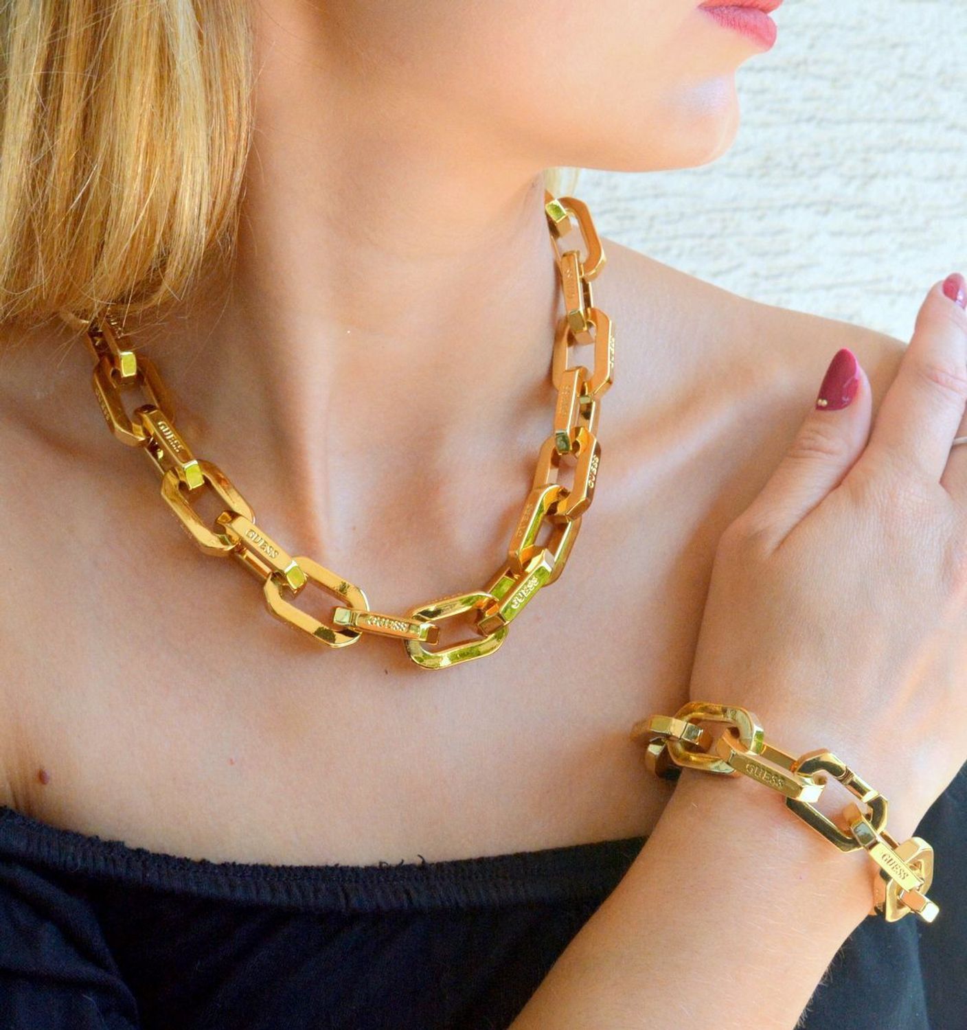 Bransoletka damska Guess duże ogniwka w złotym kolorze JUBS03220JWYGS. Damska bransoletka Guess.  (3).JPG