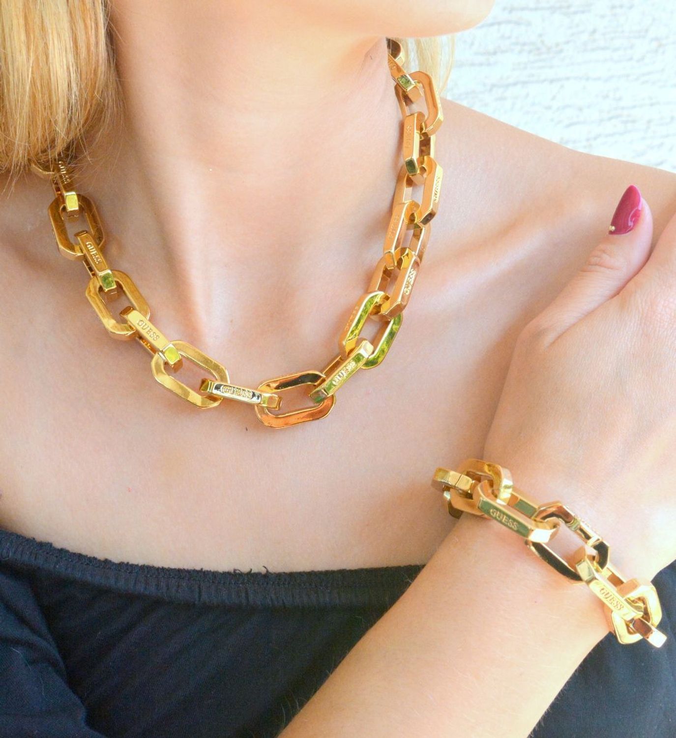 Bransoletka damska Guess duże ogniwka w złotym kolorze JUBS03220JWYGS. Damska bransoletka Guess.  (3).JPG