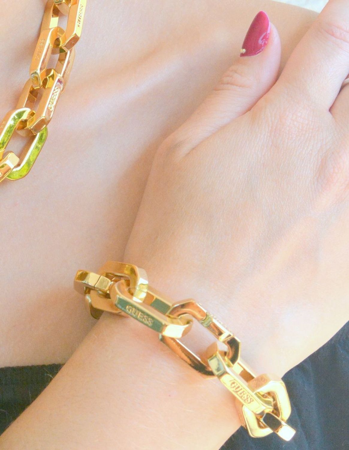 Bransoletka damska Guess duże ogniwka w złotym kolorze JUBS03220JWYGS. Damska bransoletka Guess.  (3).JPG