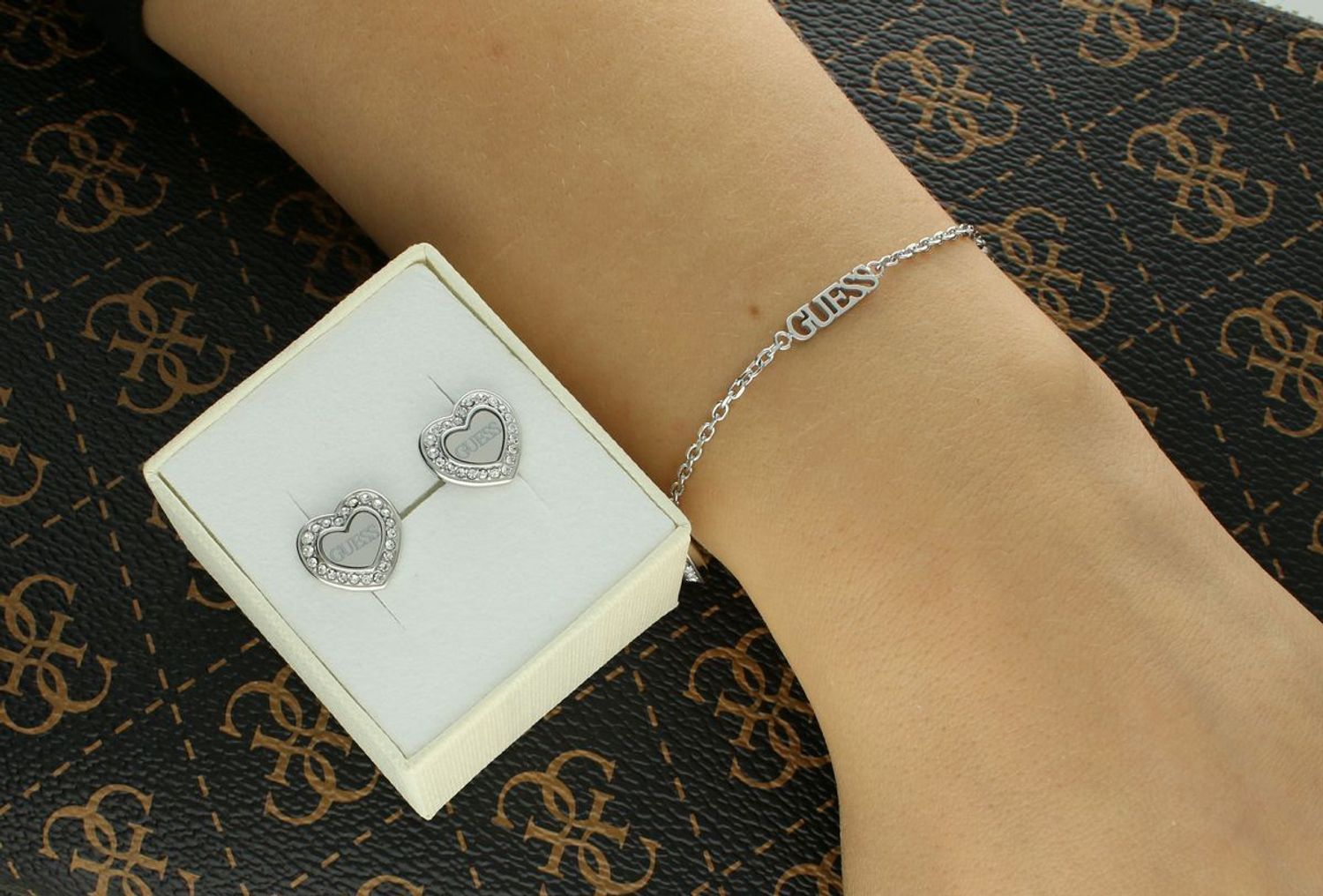 Komplet biżuterii GUESS bransoletka i kolczyki serca JUBS04086JWRHL Komplet Guess bransoletka i kolczyki z sercem oraz logo. Ponadczasowy, stalowy komplet GUESS z elementami ozdobnymi 1.jpg