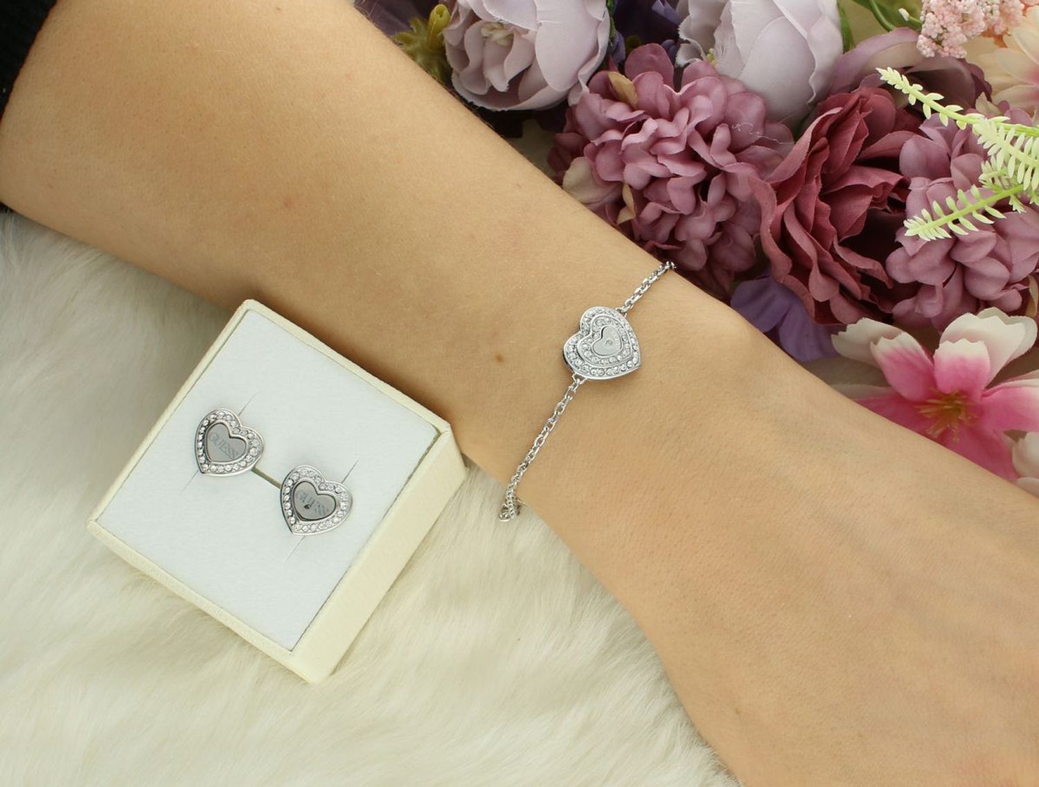 Komplet biżuterii GUESS bransoletka i kolczyki serca JUBS04086JWRHL Komplet Guess bransoletka i kolczyki z sercem oraz logo. Ponadczasowy, stalowy komplet GUESS z elementami ozdobnymi 1.jpg