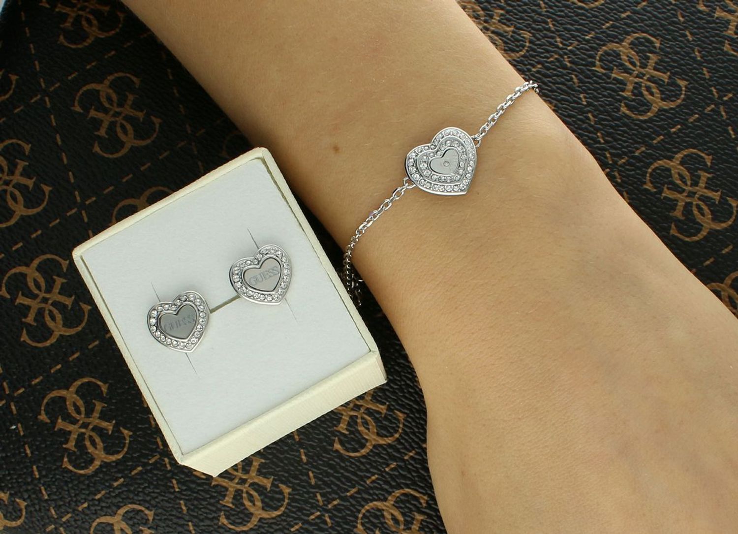 Komplet biżuterii GUESS bransoletka i kolczyki serca JUBS04086JWRHL Komplet Guess bransoletka i kolczyki z sercem oraz logo. Ponadczasowy, stalowy komplet GUESS z elementami ozdobnymi 1.jpg