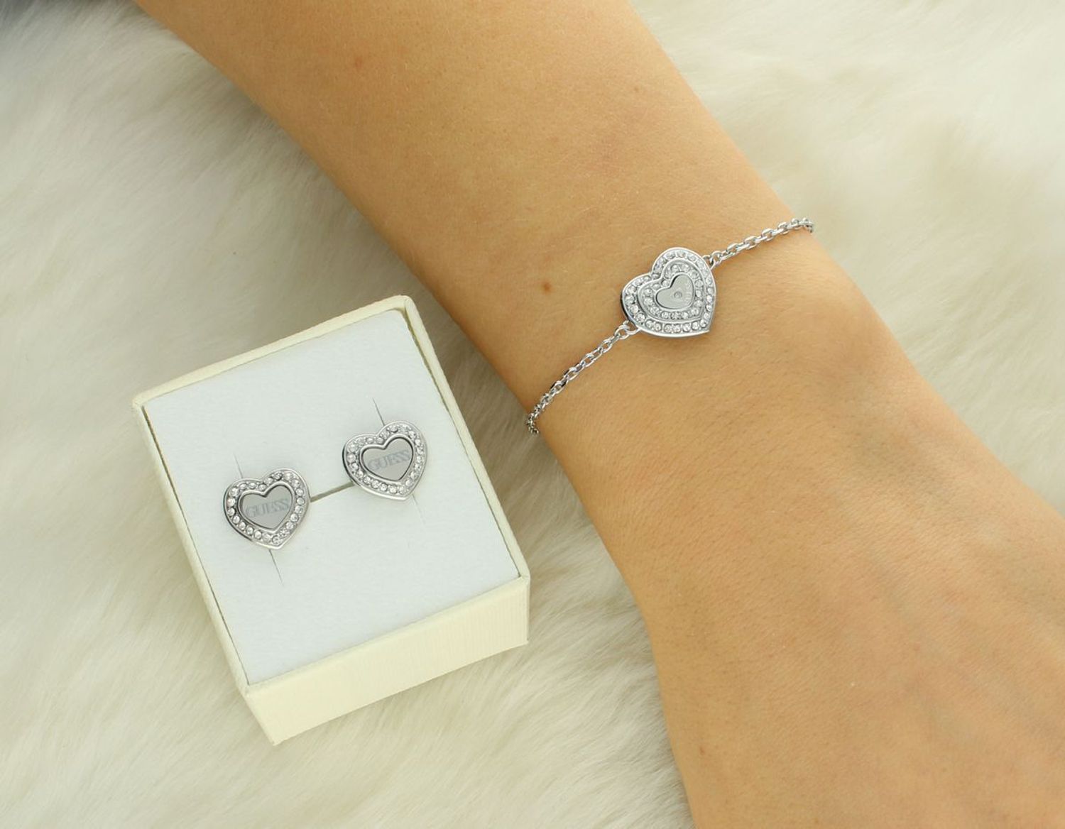 Komplet biżuterii GUESS bransoletka i kolczyki serca JUBS04086JWRHL Komplet Guess bransoletka i kolczyki z sercem oraz logo. Ponadczasowy, stalowy komplet GUESS z elementami ozdobnymi 1.jpg