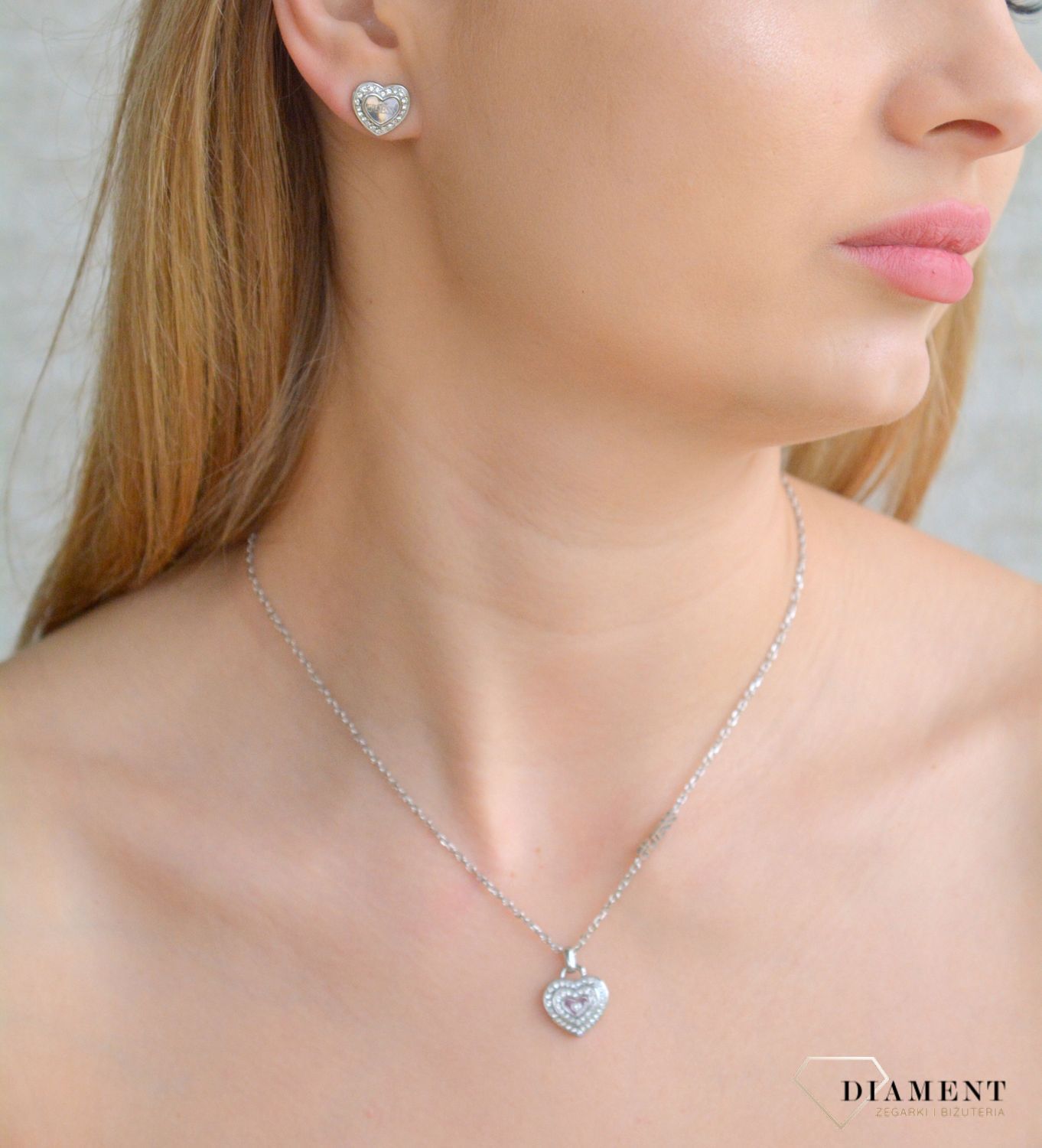 Komplet GUESS srebrne serce z kryształkami JUBS04087JWRHT-U.Ponadczasowy, stalowy komplet GUESS z elementami ozdobnymi w formie serduszka z kryształkami z logiem Guess..jpg