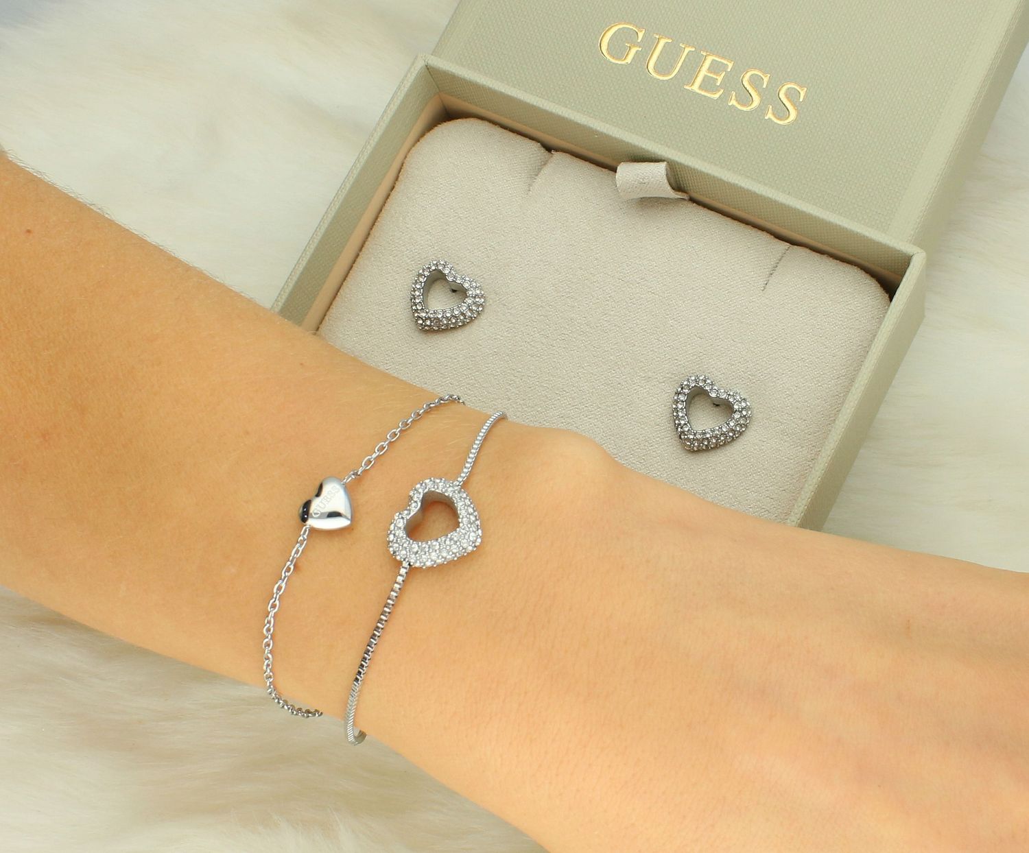 Komplet GUESS JUBS05075JWRHL. Komplet Guess bransoletka i kolczyki z sercem oraz logo. Ponadczasowy, stalowy komplet GUESS z elementami ozdobnymi w formie serduszka z cyrkoniami z logiem Guess. 1.jpg