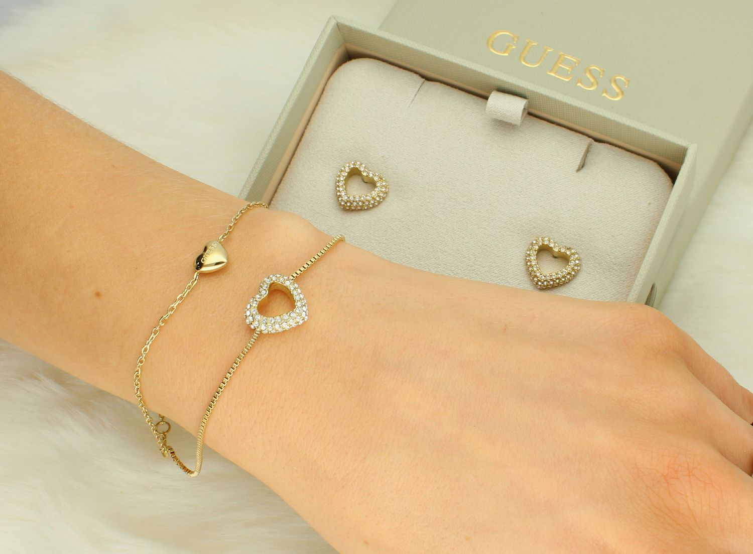 Komplet biżuterii GUESS bransoletka serca i kolczyki serca JUBS05075JWYGL Komplet damski.jpg