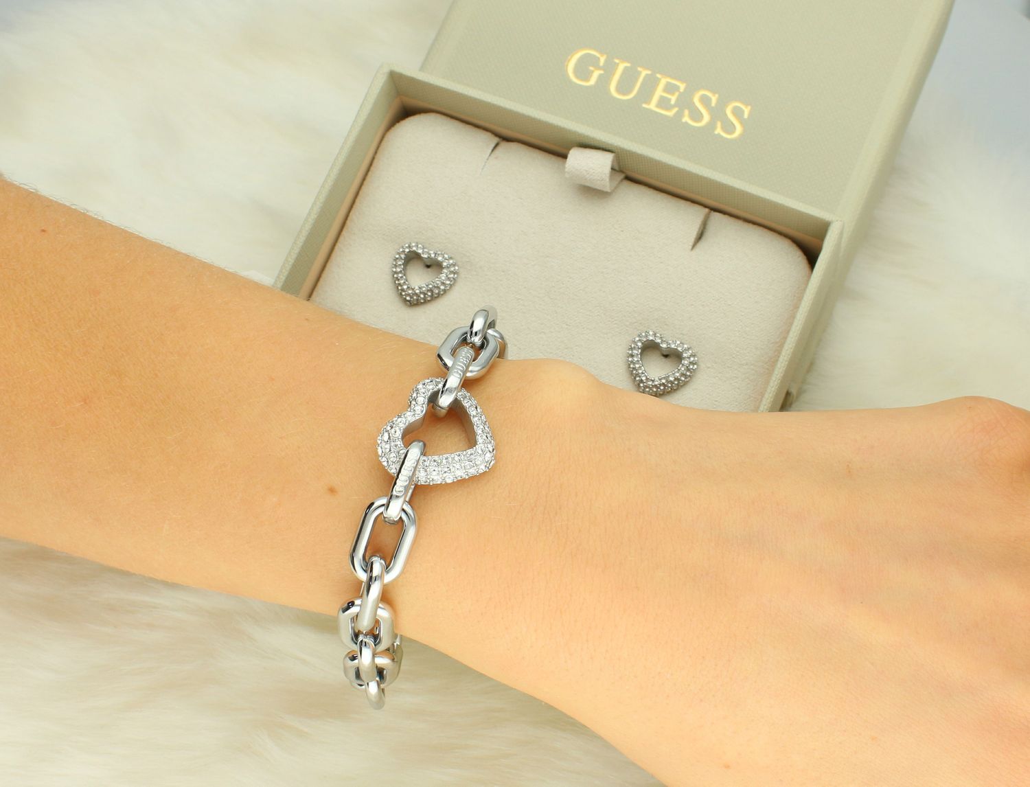 Komplet GUESS serca w cyrkonie JUBS05077JWRHS Bransoletka męska Guess w srebrnym kolorze z logo Guess ozdobiona dużym sercem w cyrkonie. Bransoletka Guess w srebrnym kolorze na1.webp