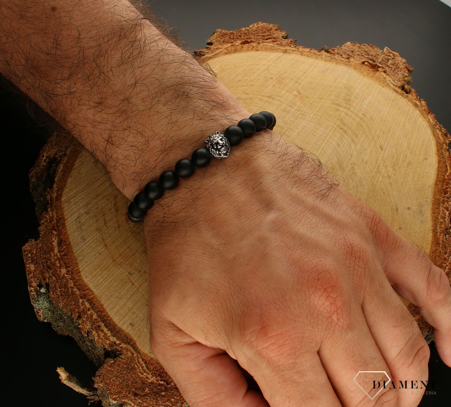 Bransoletka męska GUESS z Koralikami Lwa JUMB01303JWST. Bransoletka z czarnych koralików i zawieszek w kształcie lwa w kolorze złotym. Koraliki z wygrawerowanym napisem z logo (1).jpg