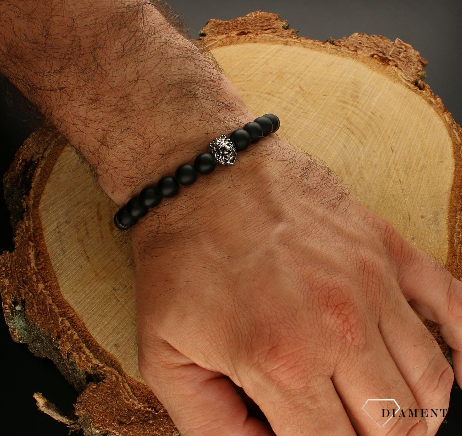 Bransoletka męska GUESS z Koralikami Lwa JUMB01303JWST. Bransoletka z czarnych koralików i zawieszek w kształcie lwa w kolorze złotym. Koraliki z wygrawerowanym napisem z logo (1).jpg