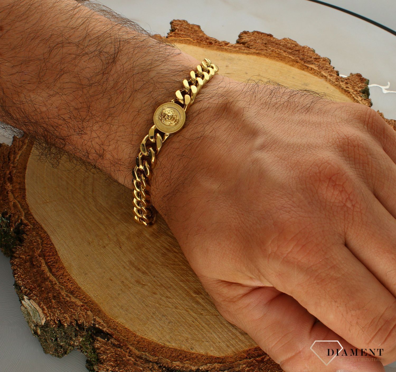 Bransoletka męska GUESS pancerka JUMB01309JWYGS. Bransoletka GUESS w formie złotej pancerki z elementem ozdobnym w formie lwa na złotym tle. Bransoletka, która świetnie się sprawdzi jako dodatek do stylizacji..webp