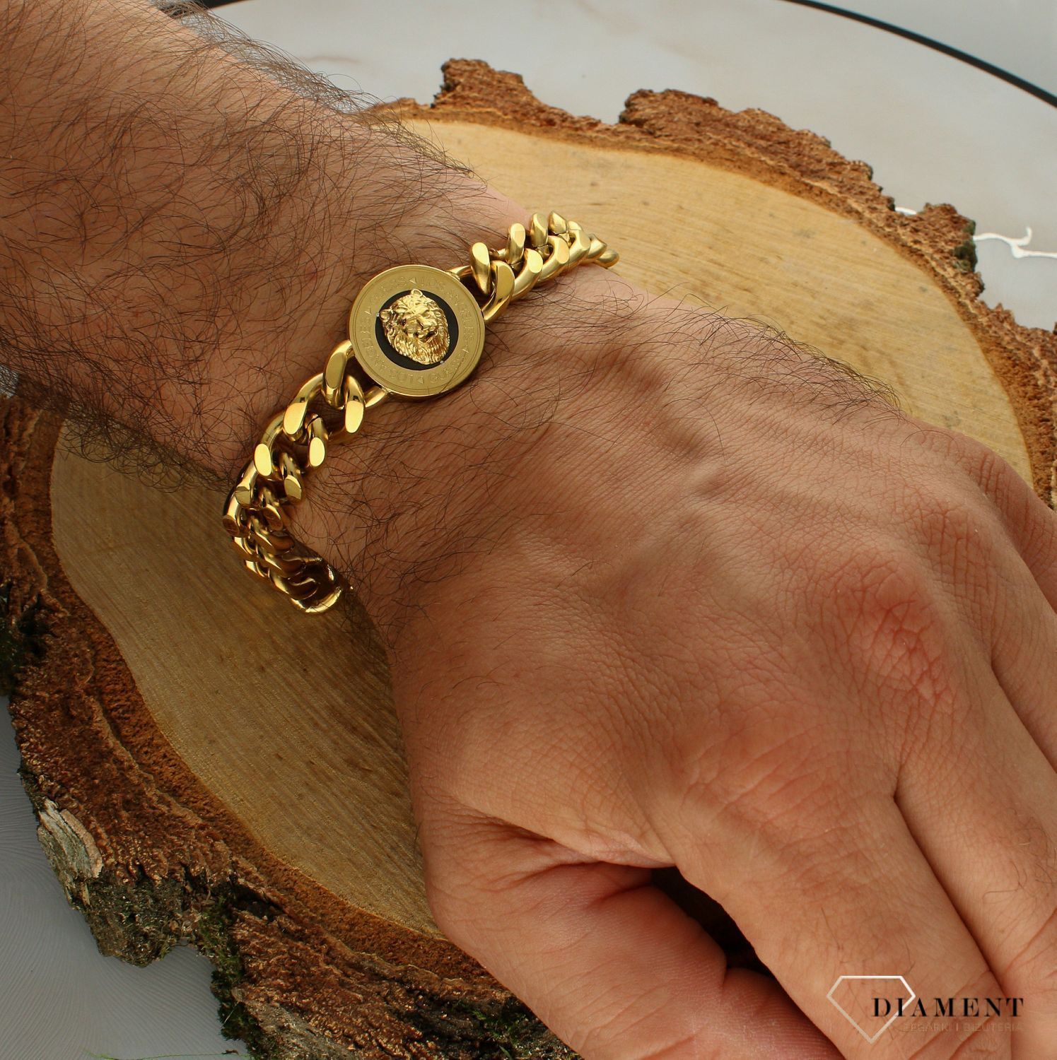 Bransoletka męska GUESS pancerkaJUMB01314JWYGBKL. Bransoletka GUESS w kształcie złotej pancerki z elementem ozdobnym w formie lwa na czarnym tle. Bransoletka, która świetnie się sprawdzi jako dodatek do stylizacji (1).jpg