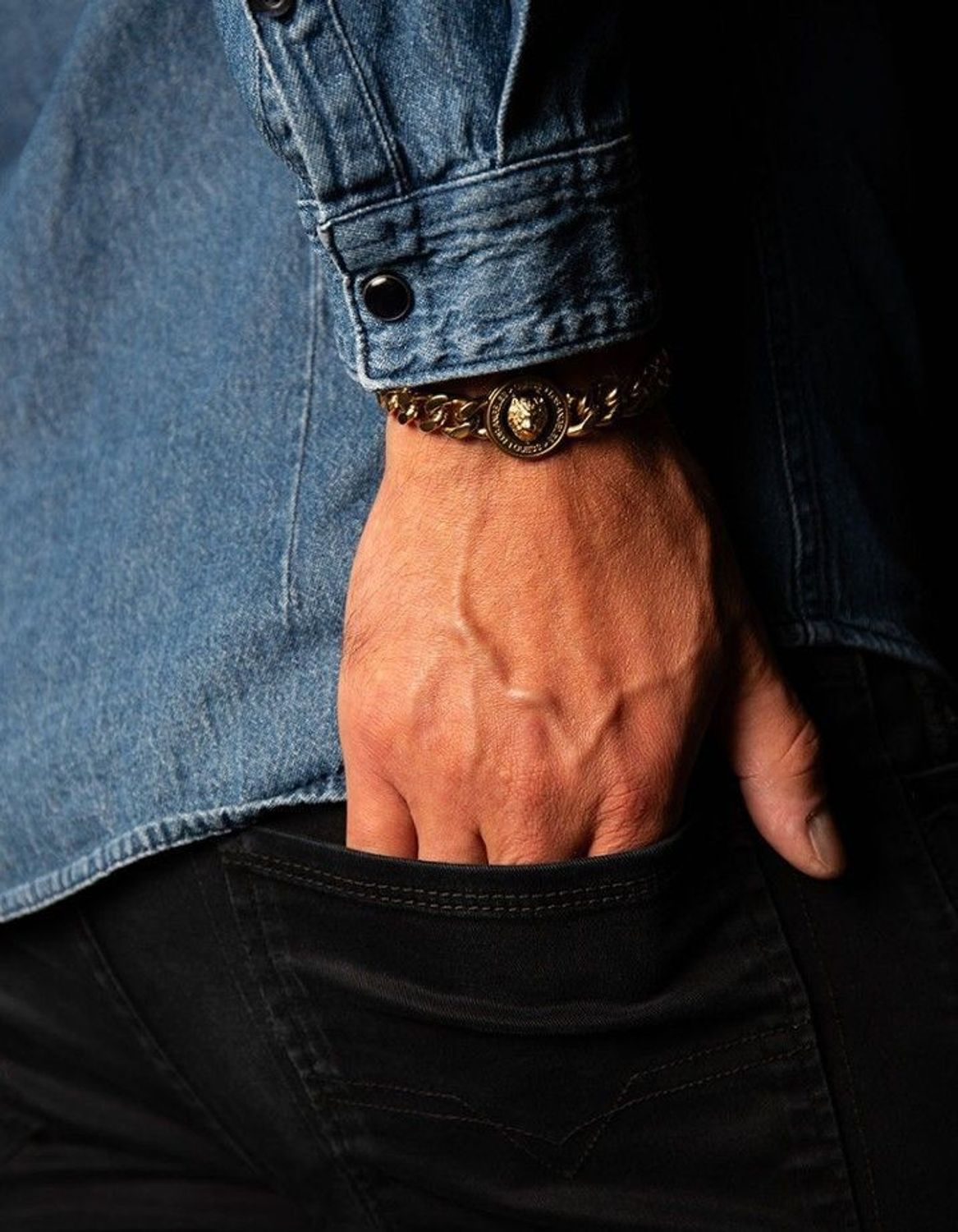 Bransoletka męska GUESS pancerka JUMB01314JWYGBKS. Bransoletka GUESS w kształcie złotej pancerki z elementem.jpg