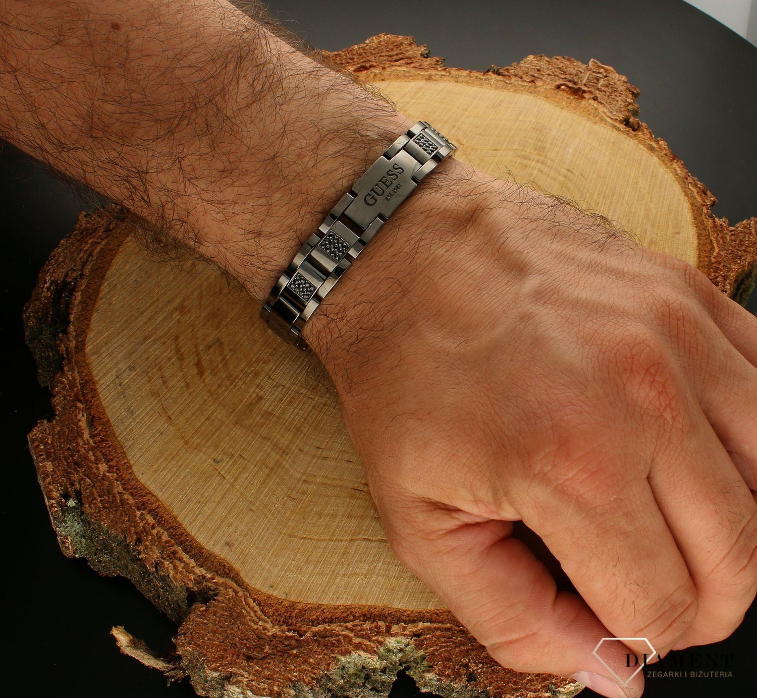 Bransoletka męska GUESS stalowa w kolorze czarnym JUMB01342JWGM.  Bransoletka męska Guess z elementem ozdobnym w formie prostych blaszek.  Bransoletka, która świetnie się sprawdzi jako.jpg