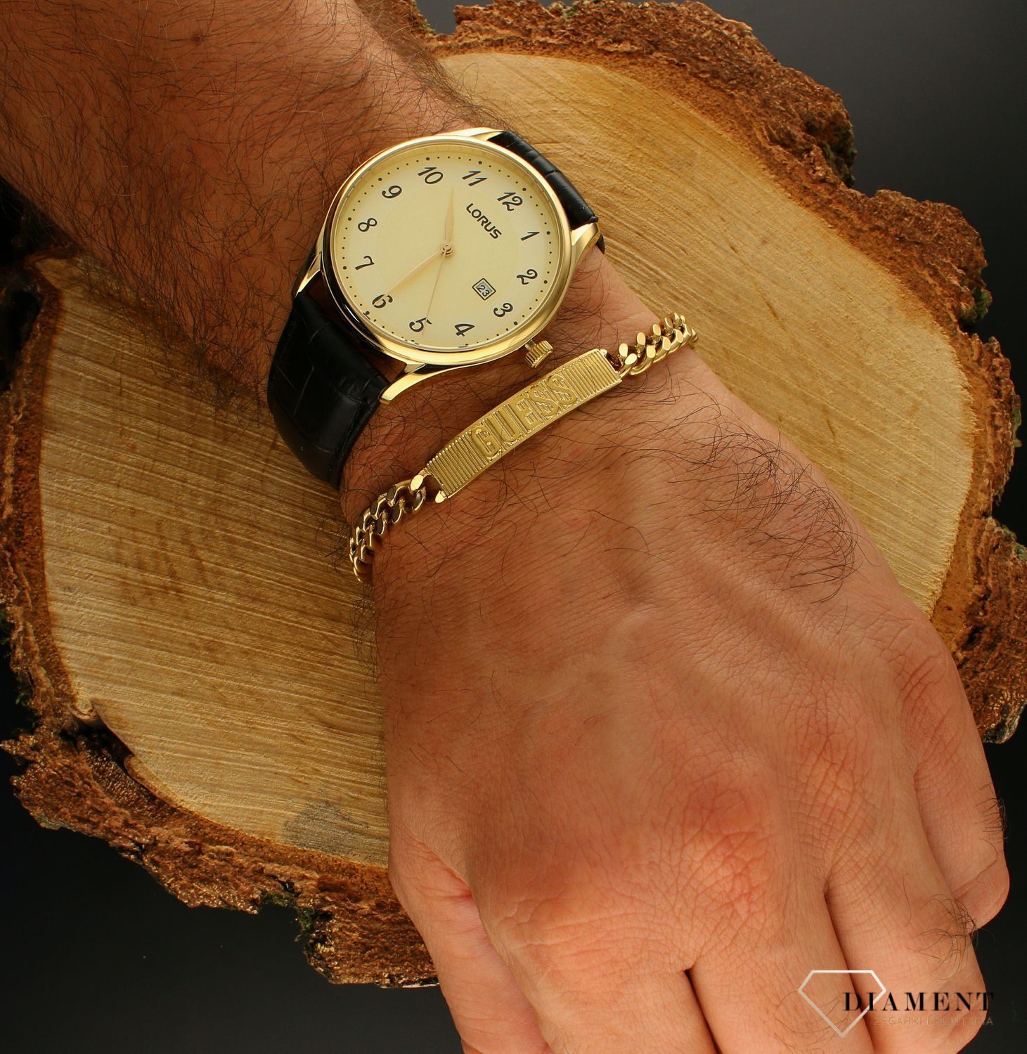 Bransoletka męska GUESS JUMB01356JWYGL.  Bransoletka w formie złotej pancerki z grawerowaną blaszką z logiem GUESS.  Bransoletka, która świetnie się sprawdzi jako dodatek do stylizacji..jpg