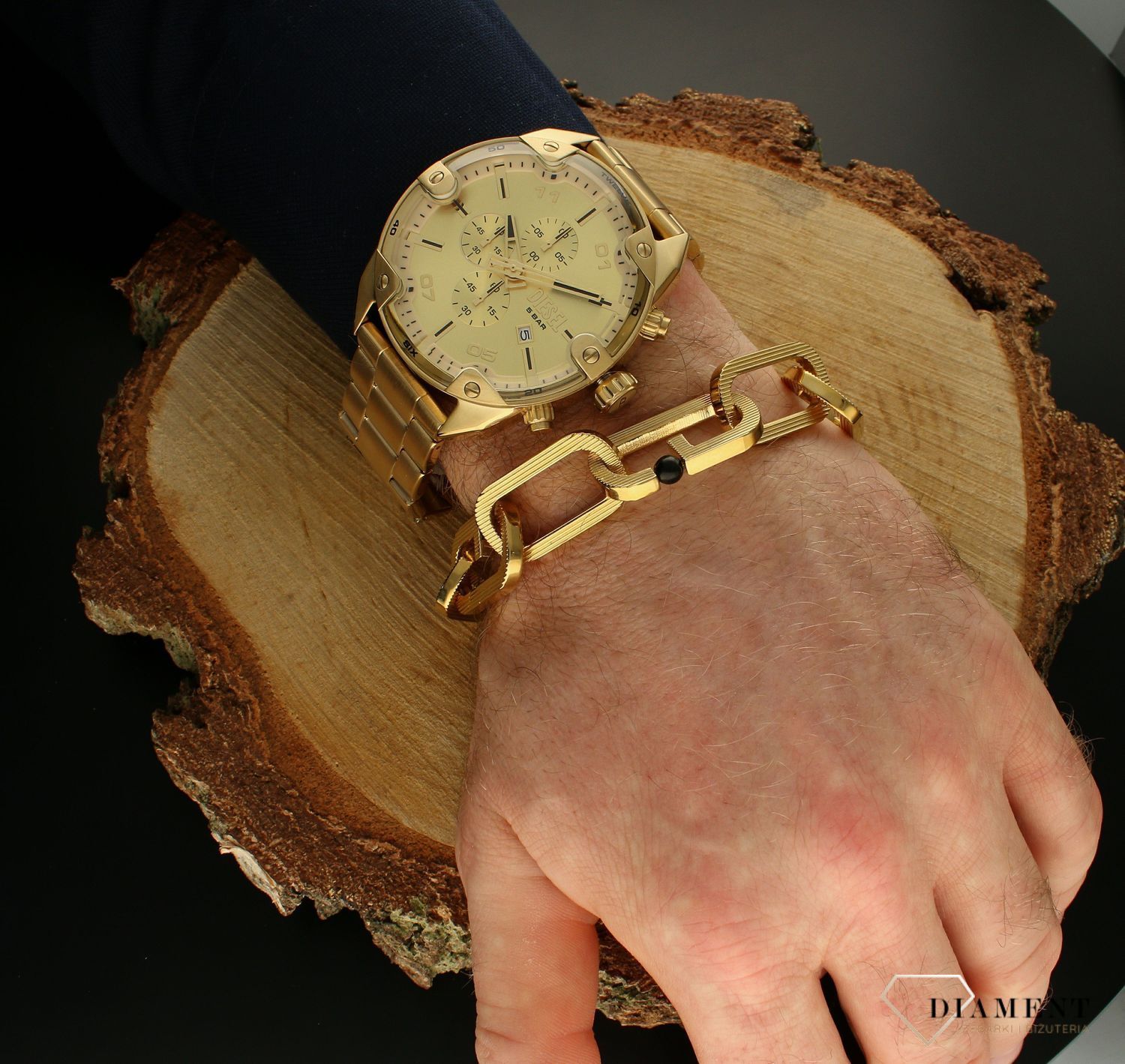 Bransoletka męska GUESS z czarnymi kulkami JUMB02123JWYGS. Bransoletka GUESS w kształcie literki G z elementem ozdobnym w formie czarnych kulek. Bransoletka, która świetnie się sprawdzi jako dodatek do stylizacji. Bransoletka na prezent..jpg