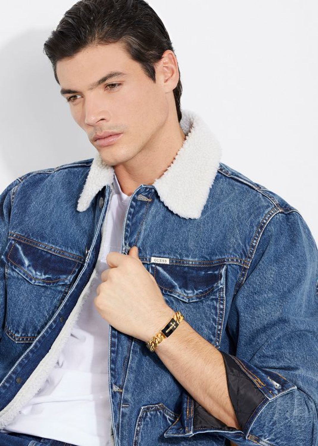 Bransoletka męska GUESS stalowa w złotym kolorze z krzyżem na czarnej blaszce JUMB04022JWYGBKS.jpg