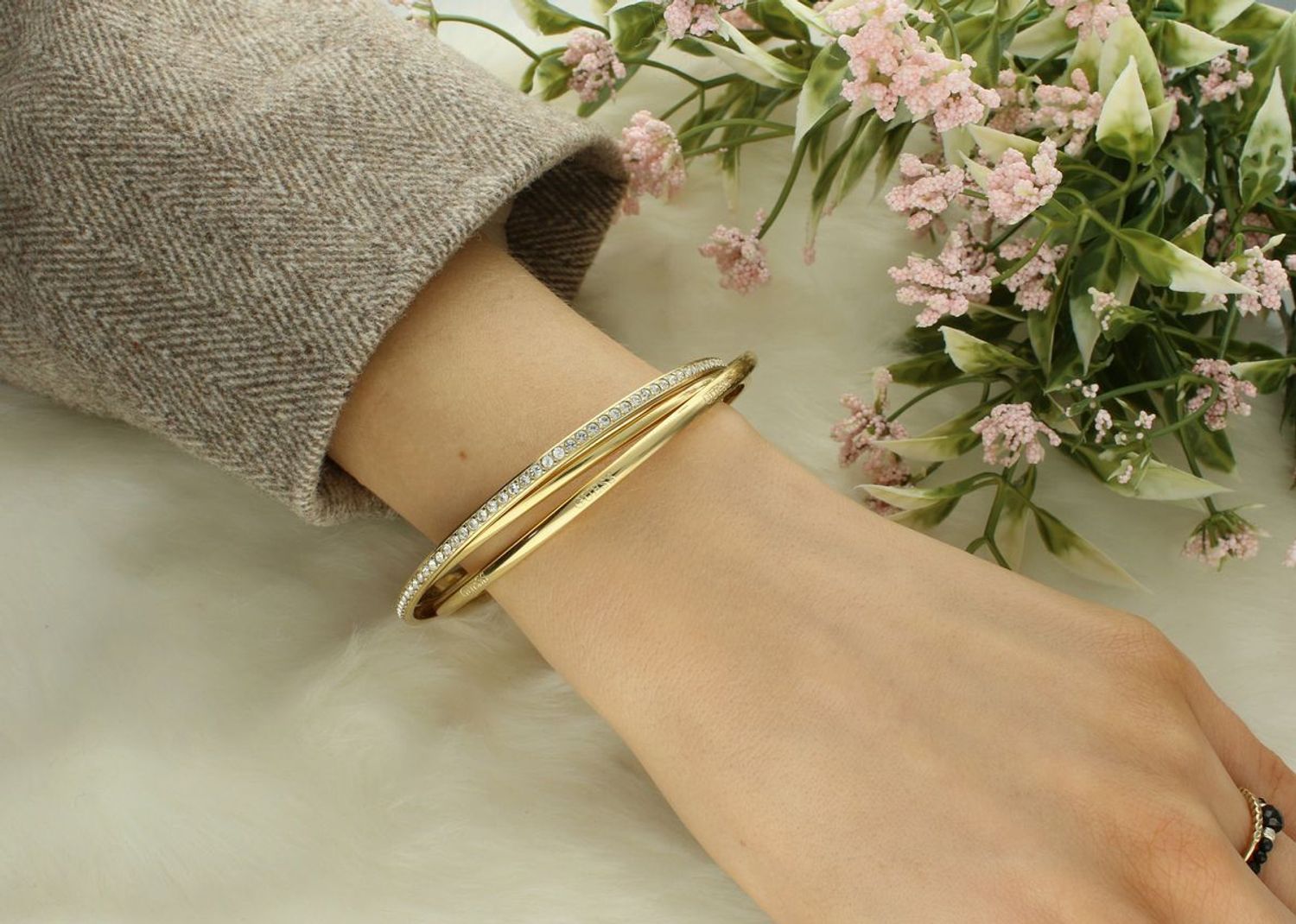 Bransoletka damska GUESS JUMB04072JWYGT-U  Bransoletka damska GUESS model JUBB04072JWYGTU to elegancki dodatek, który podkreśli każdą stylizację. Wykonana z wysokiej jakości pozłacanej 1.webp