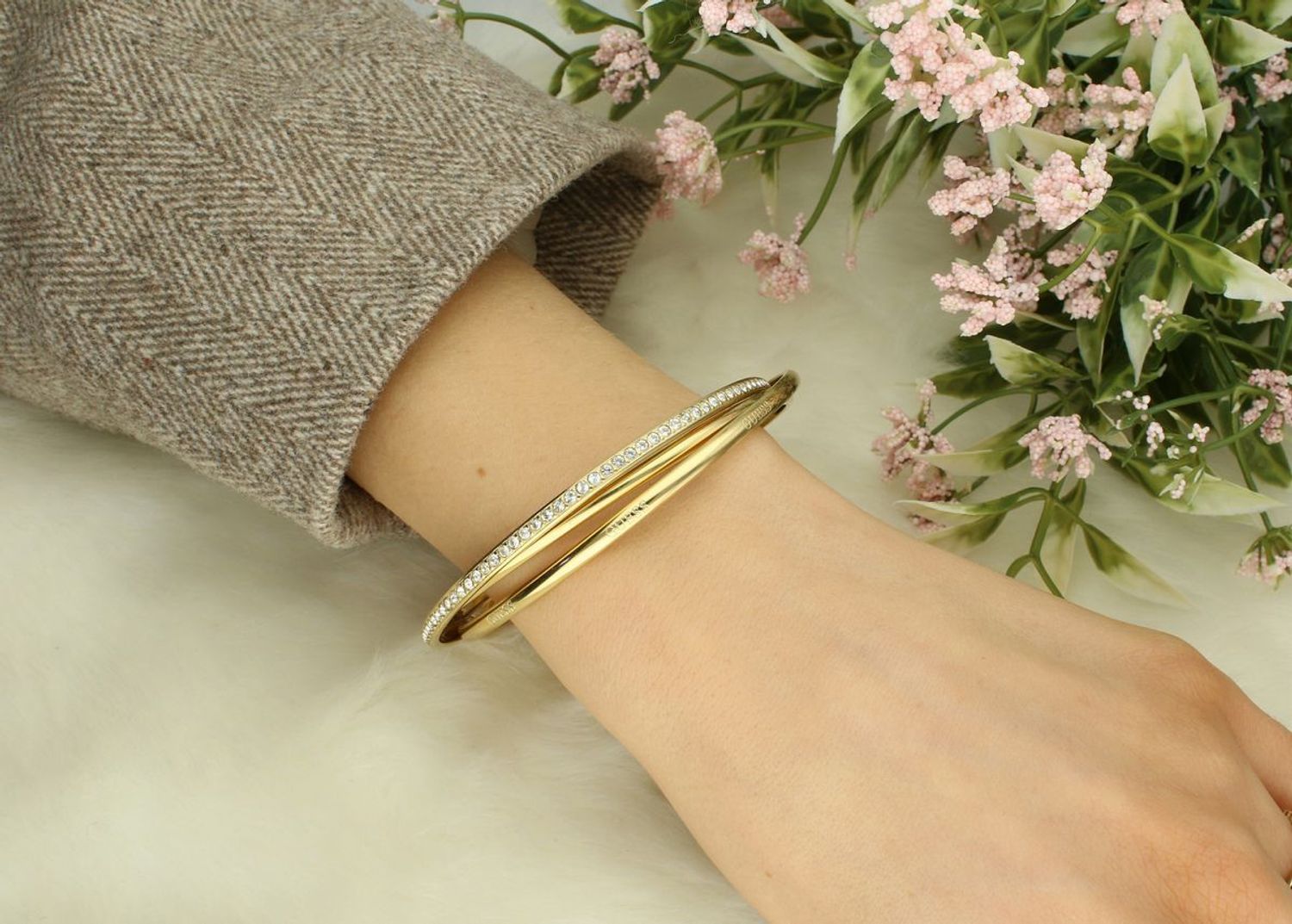 Bransoletka damska GUESS JUMB04072JWYGT-U  Bransoletka damska GUESS model JUBB04072JWYGTU to elegancki dodatek, który podkreśli każdą stylizację. Wykonana z wysokiej jakości pozłacanej 1.webp