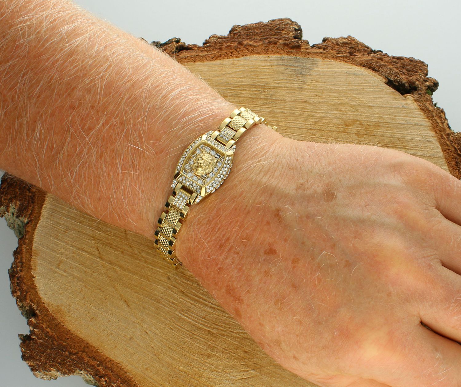 Bransoletka GUESS JUMB05000JWYGT-U Bransoletka wykonana ze stali szlachetnej ozdobiona logo Guess z cyrkoniami. Bransoletka, która świetnie się sprawdzi jako dodatek do stylizacji, można zestawić1.jpg