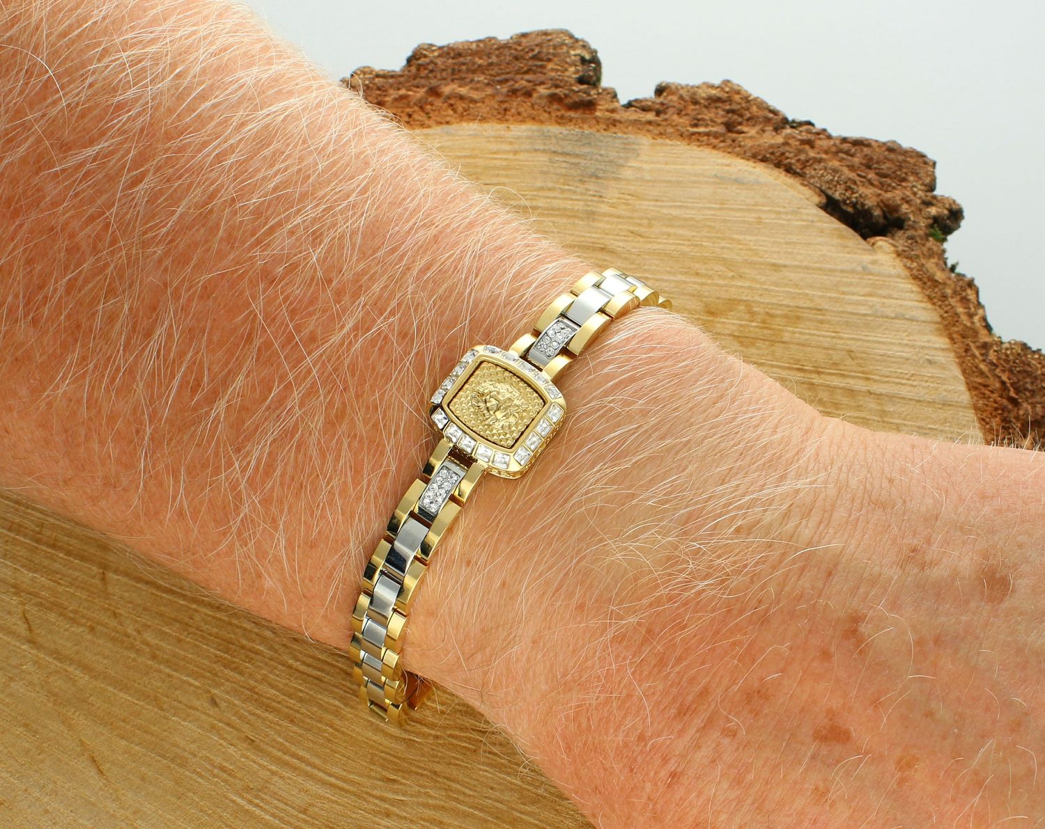 Bransoletka GUESS JUMB05003JWYGSTT-U Bransoletka wykonana ze stali szlachetnej ozdobiona logo Guess z cyrkoniami. Bransoletka, która świetnie się sprawdzi jako dodatek do stylizacji, można 1.jpg