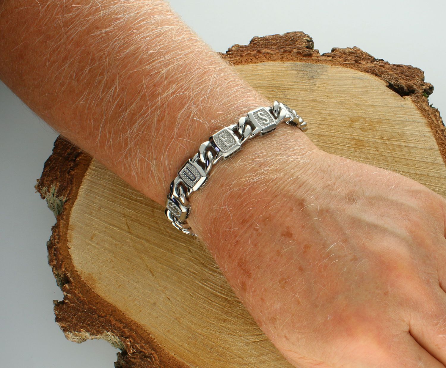 Bransoletka GUESS pancerka JUMB05012JWSTL Bransoletka wykonana ze stali szlachetnej ozdobiona logo Guess z cyrkoniami czarnymi. Bransoletka, która świetnie się sprawdzi jako dodatek do1.jpg