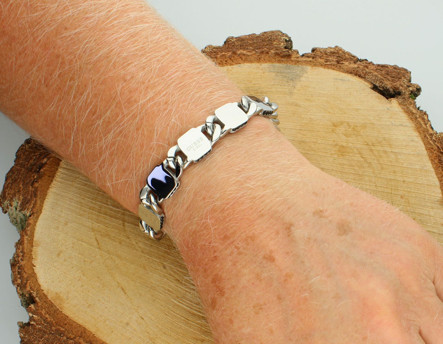 Bransoletka GUESS pancerka JUMB05012JWSTL Bransoletka wykonana ze stali szlachetnej ozdobiona logo Guess z cyrkoniami czarnymi. Bransoletka, która świetnie się sprawdzi jako dodatek do1.jpg