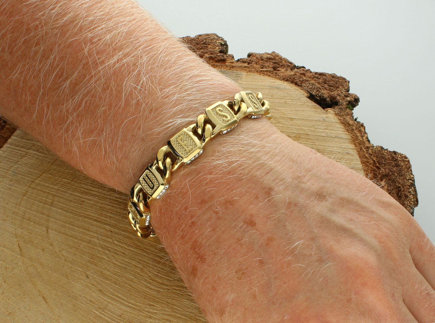 Złota bransoletka męska GUESS pancerka JUMB05012JWYGL stal Bransoletka wykonana ze stali szlachetnej ozdobiona logo Guess z cyrkoniami. Bransoletka, która świetnie się sprawdzi jako dodatek do stylizacji, można1.jpg