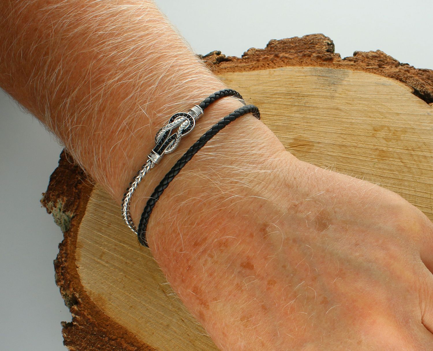 Bransoletka męska Guess rzemyk JUMB05029JWSTBKL znak nieskończoności. Bransoletka męska Guess w srebrnym kolorze z logo Guess z czarnym rzemykiem. Bransoletka Guess na czarnym rzemyku z srebrnym1.jpg