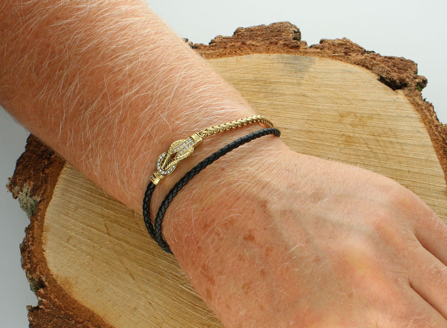 Złota bransoletka męska GUESS węzeł nieskończoności JUMB05029JWYGBKL  Bransoletka męska Guess w złotym kolorze z logo Guess z.jpg