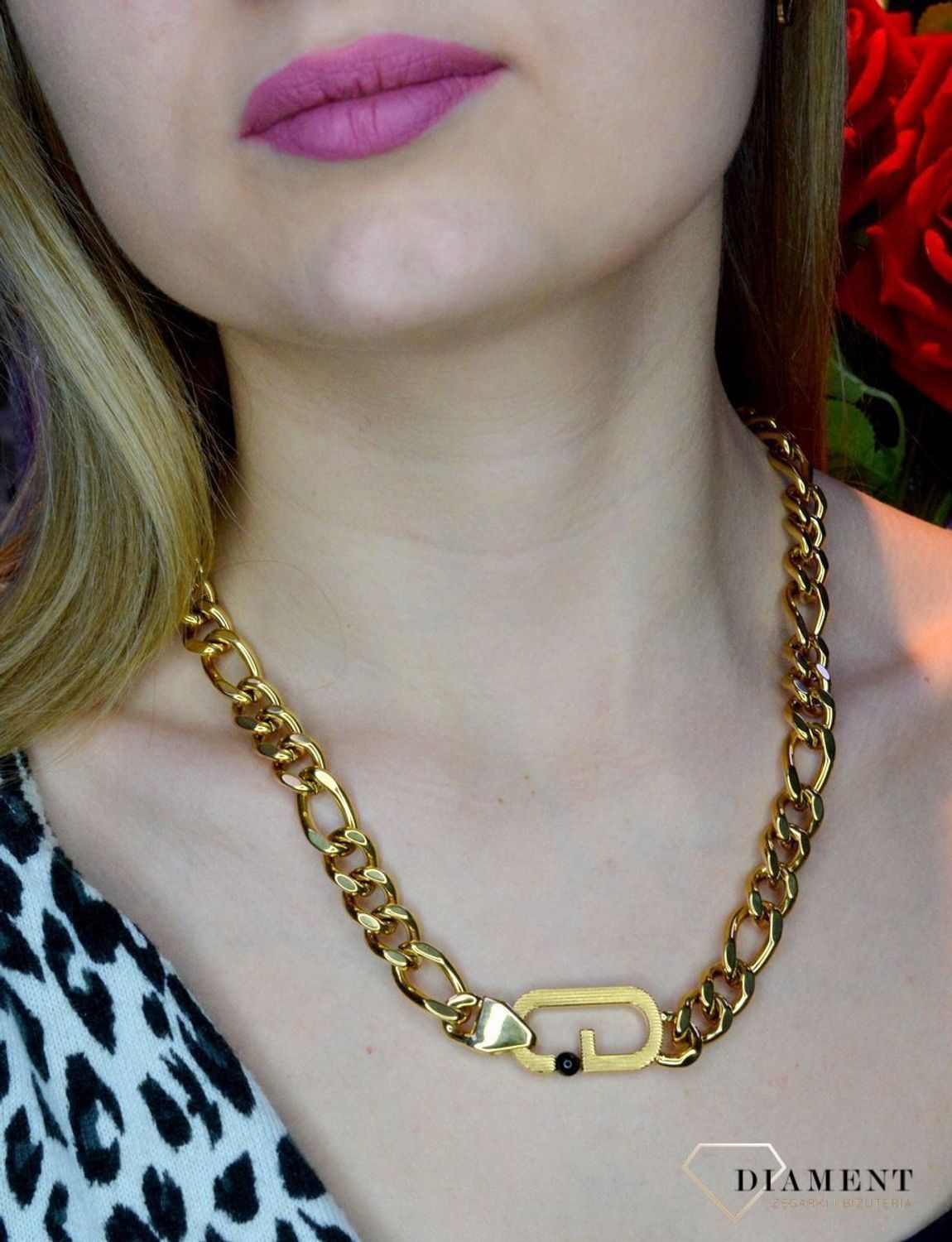 Naszyjnik męski, stal GUESS w kolorze złotym JUMN02126JWYGT. Naszyjnik męski GUESS w kolorze złotym. Naszyjnik w formie złotej pancerki z logiem GUESS. Świetnie się sprawdzi jako dodatek do stylizacji..jpg