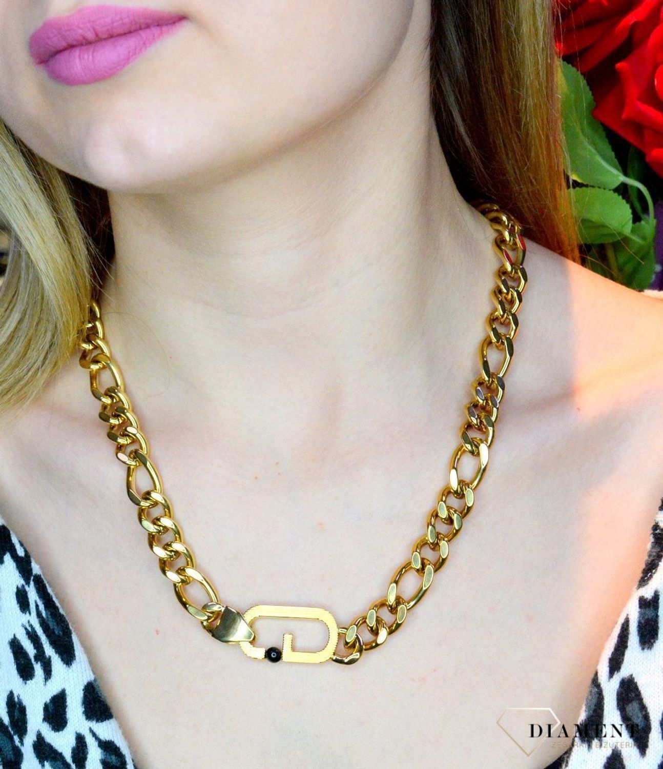 Naszyjnik męski, stal GUESS w kolorze złotym JUMN02126JWYGT. Naszyjnik męski GUESS w kolorze złotym. Naszyjnik w formie złotej pancerki z logiem GUESS. Świetnie się sprawdzi jako dodatek do stylizacji..jpg