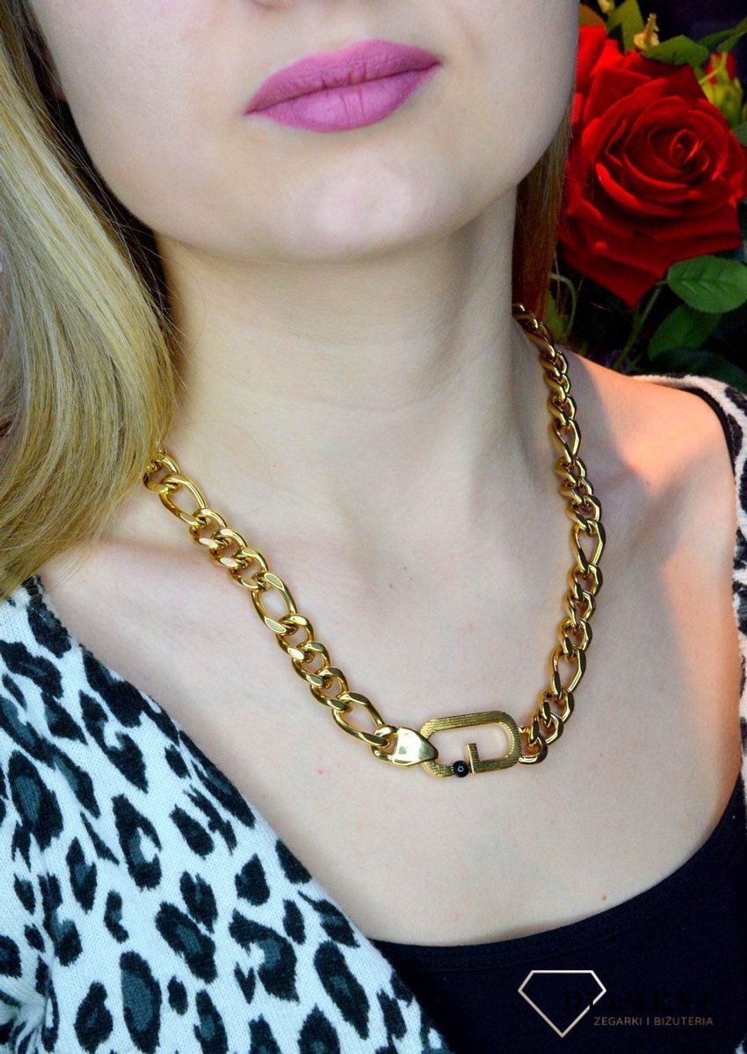 Naszyjnik męski, stal GUESS w kolorze złotym JUMN02126JWYGT. Naszyjnik męski GUESS w kolorze złotym. Naszyjnik w formie złotej pancerki z logiem GUESS. Świetnie się sprawdzi jako dodatek do stylizacji..jpg